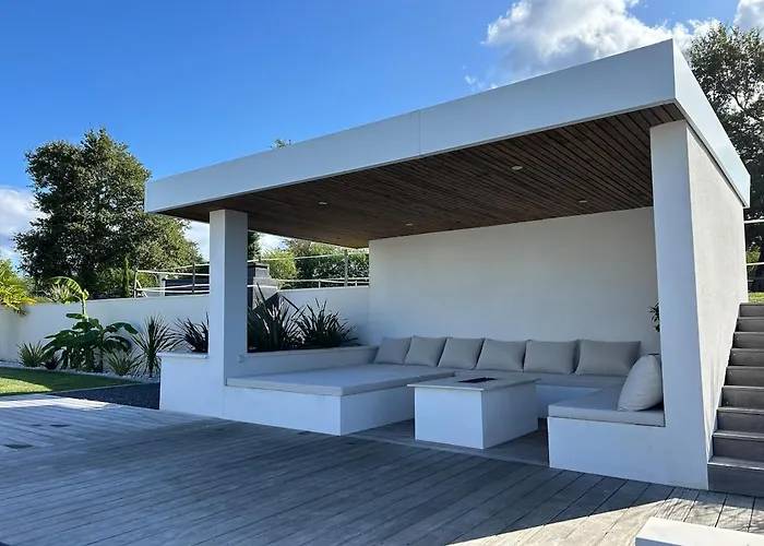 Luxurious Architect-designed With Pool *